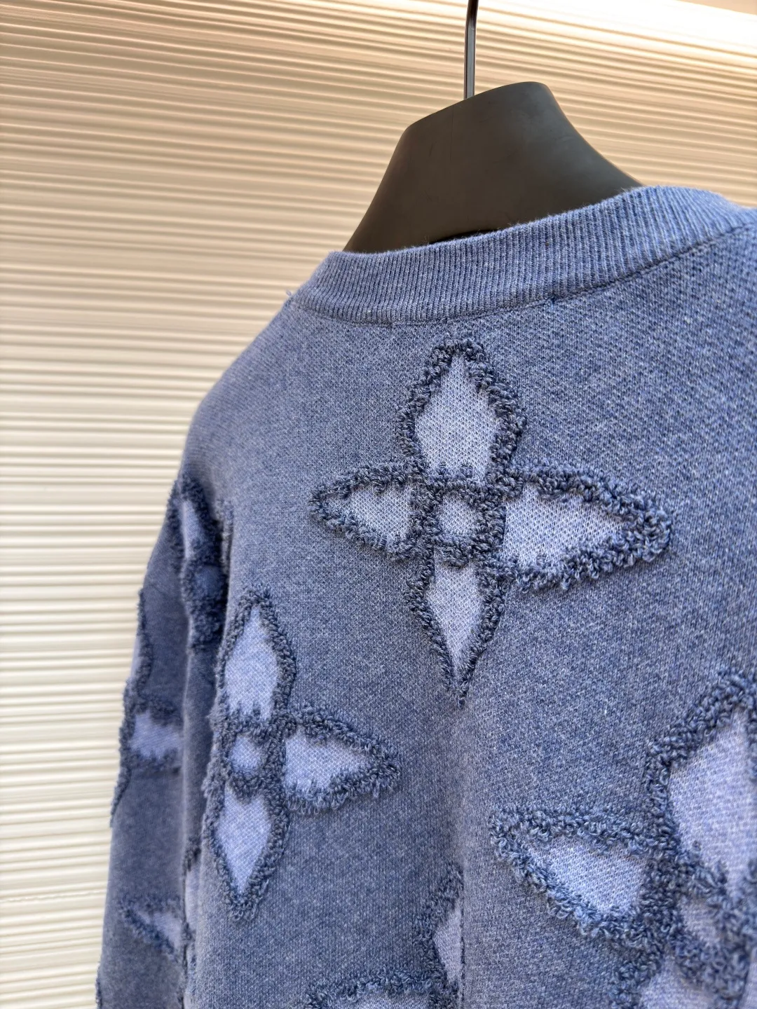 LOUIS VUITTON three-dimensional concave and convex blue flower four-leaf clover round neck sweatshirt ●Original version: purchased and developed for 12800 ●Item number: 1680927-B80 ●Fabric: knitted fabric ●Technology: jacquard production ●Version: fitted version ●Weight: about 610 grams ●Size: XS-S-M-L ●Description: Alphabet flower three-dimensional jacquard knitting, an absolute hot item! A great tool for fashionable men's and women's street photography, this blue color is really beautiful, refreshing and fashionable, and showing off your temperament. It is made from carefully selected 100% wool yarn supplied by customers. This wool has a particularly good feel. It feels soft and solid. It has elastic and pressure-resistant effect and is not easy to shrink. Big V classic jacquard logo design, the jacquard has been processed with raw edges to present a three-dimensional concave and convex effect. This graphic cotton circle has a unique jacquard signature theme. Crafted in shades of blue, it features oversized tonal Monogram Flowers all over and the V signature on the chest, outlined with a knit for a textured 3D effect. The perfect partner for or, it also matches and complements your overall look. The overall wiring is straight and delicate, the fabric is comfortable and soft, and the color is consistent without color difference. It can be matched with the same style to create a fashionable look and control various occasions. Customized accessories, complete with three standards, same style for men and women!